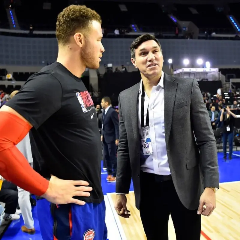 Eduardo Nájera platica con Blake Griffin previo al duelo entre Mavericks y Pistons en México 2019 - Instagram @eduardo.najera14