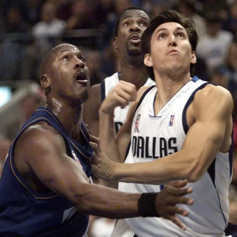 Eduardo Nájera disputa una pelota con Michael Jordan - Instagram @eduardo.najera14