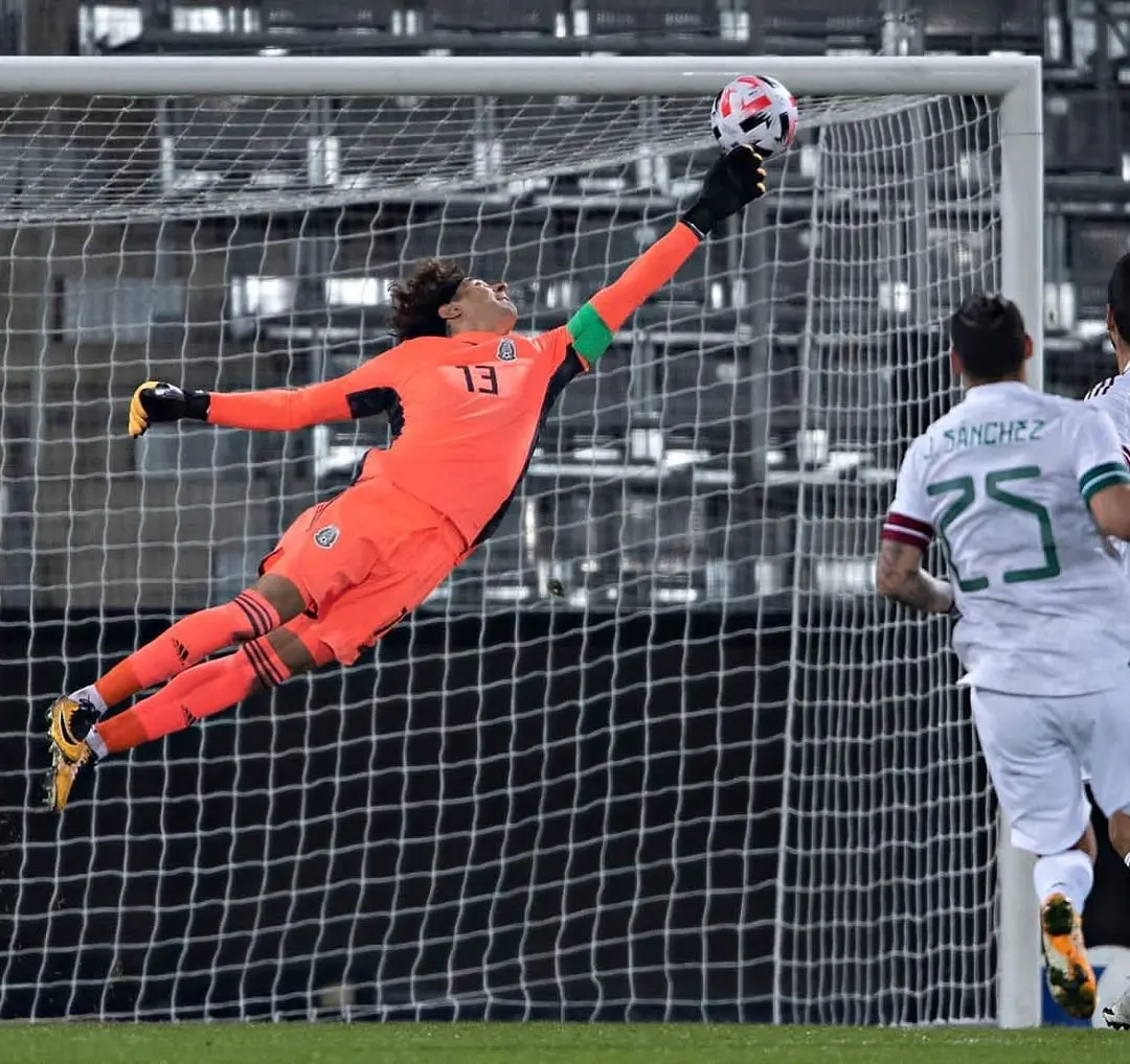 Atajada de Guillermo Ochoa ante Japón - @yosoy8a
