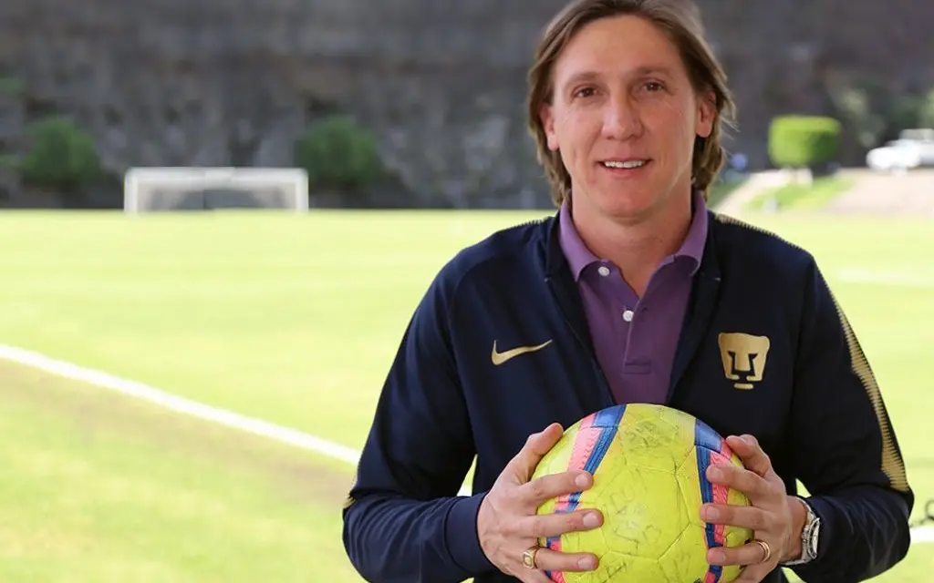 Leandro con la indumentaria universitaria - Gaceta FacMed