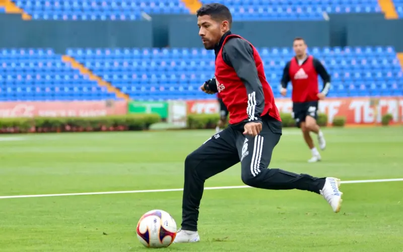 Javier Aquino en un entrenamiento de Tigres - Twitter @TigresOficial