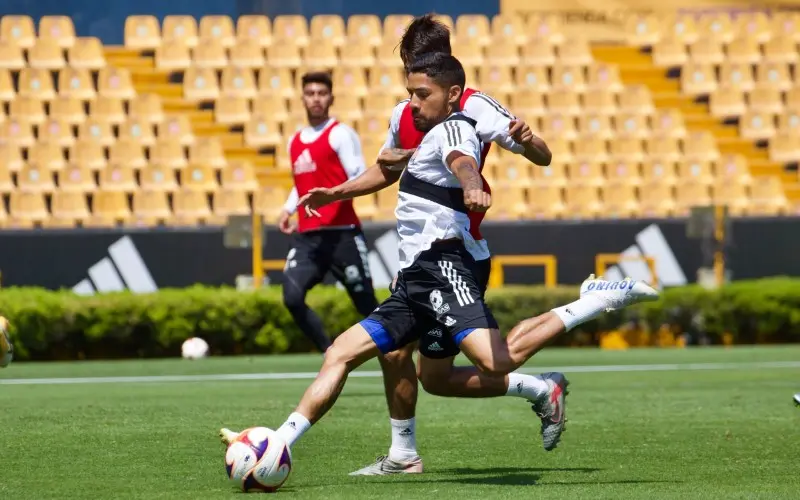 Javier Aquino en un entrenamiento de Tigres - Twitter @TigresOficial