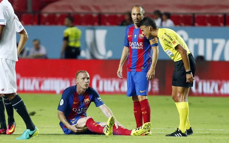 Jérémy Mathieu lastimado en un partido del Barcelona - Twitter @FCBarcelona