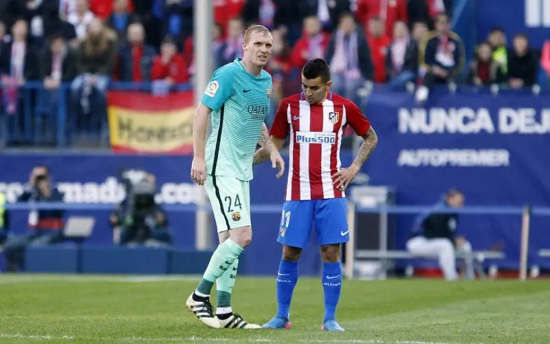 Jérémy Mathieu lastimado en un partido del Barcelona - Twitter @FCBarcelona