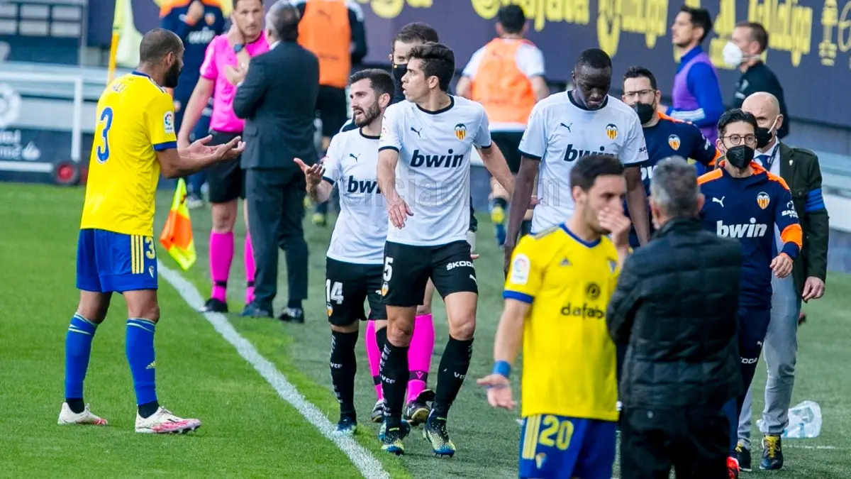 Mouctar y el Valencia salieron del campo (@valenciacf)