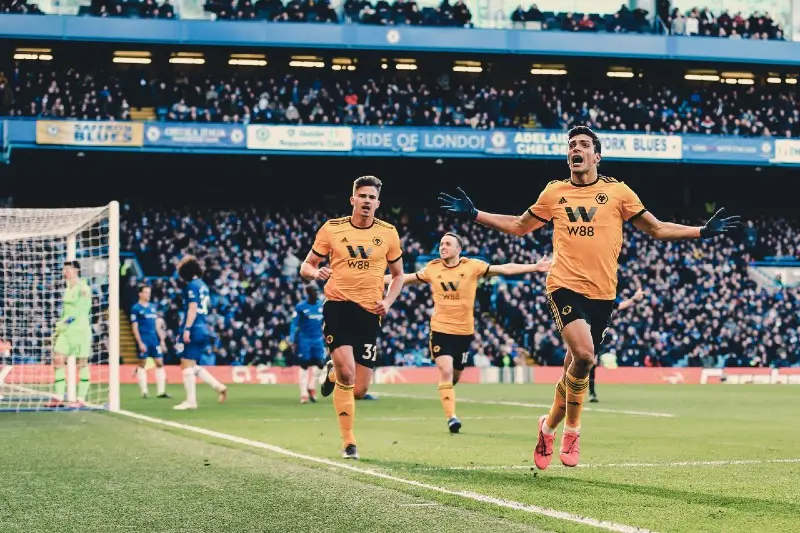Raúl Jiménez celebra su gol contra el Chelsea - Twitter @Wolves