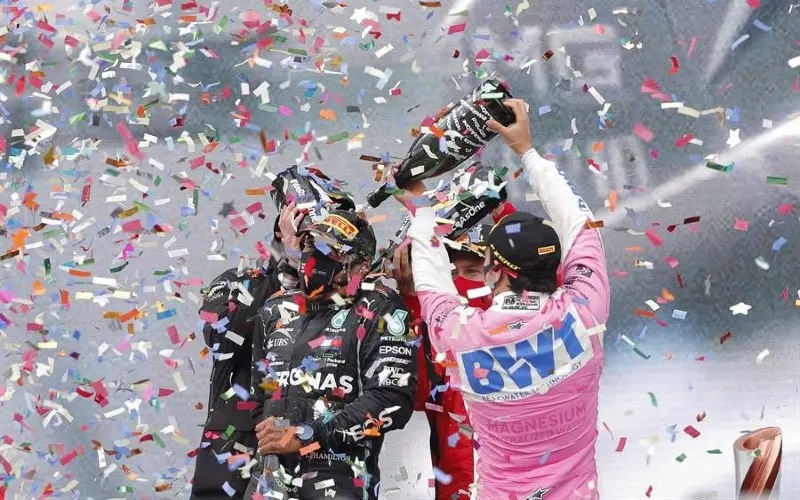 Checo Pérez baña en champaña a Lewis Hamilton - Twitter @SChecoPerez