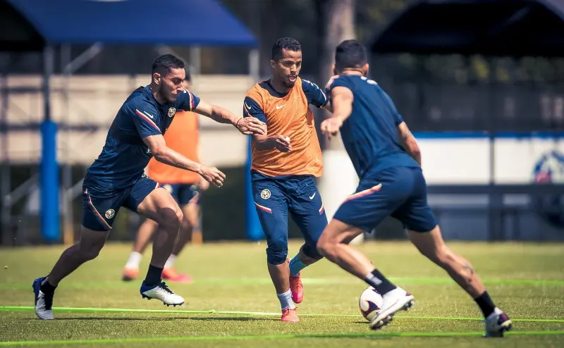 A 'Gio' no le gusta ser banca, según Jonathan (FB: Club América)