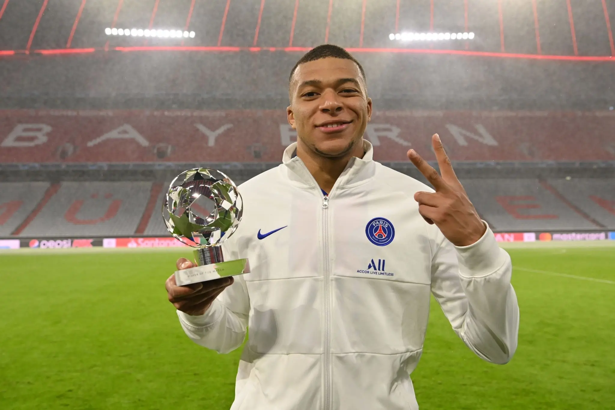 Mbappé con el premio al MVP del partido - @PSG_inside