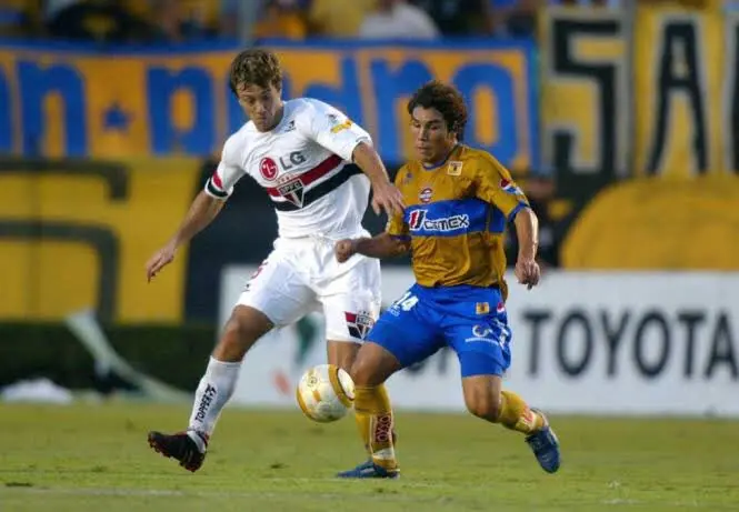 Salvador Cabañas disputa un balón con Diego Lugano - @History_LigaMX