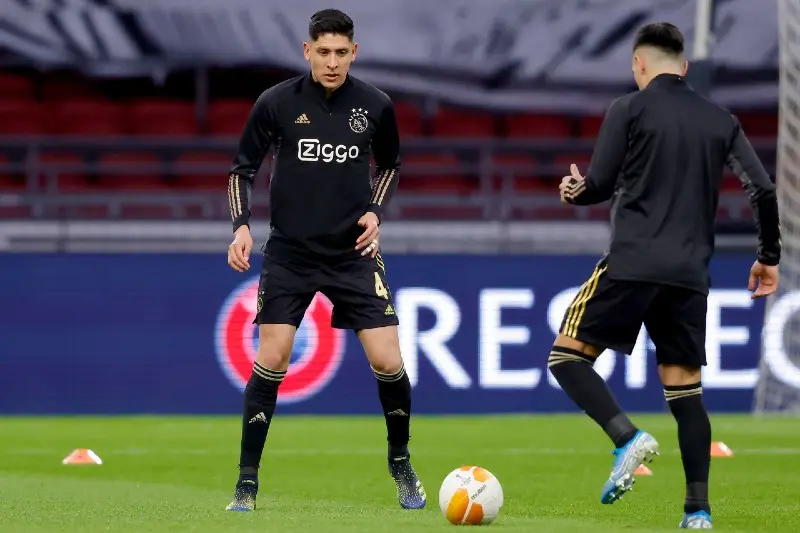 Edson Álvarez calienta previo al Ajax vs Roma - Twitter @AFCAjax