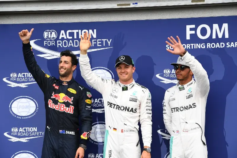 Daniel Ricciardo (izquierda) Nico Rosberg (centro) y Lewis Hamilton (derecha) después de una carrera de F1 - Twitter @F1