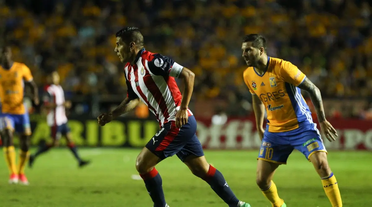 Carlos Salcido y André-Pierre Gignac disputan un balón en la final del Clausura 2017 entre Chivas y Tigres - Twitter @Chivas