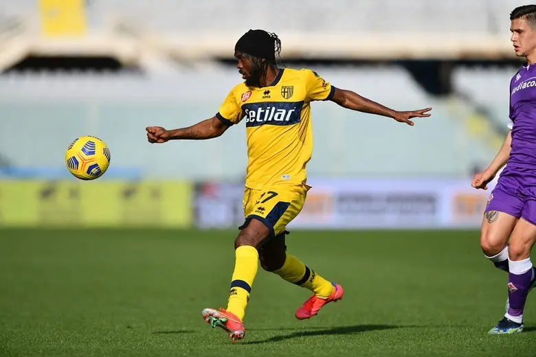 Gervinho disputa un balón con el Parma - @gervinhofficial