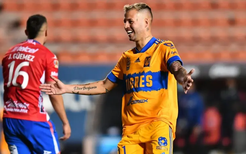 Diente López celebra su gol contra Atlético San Luis