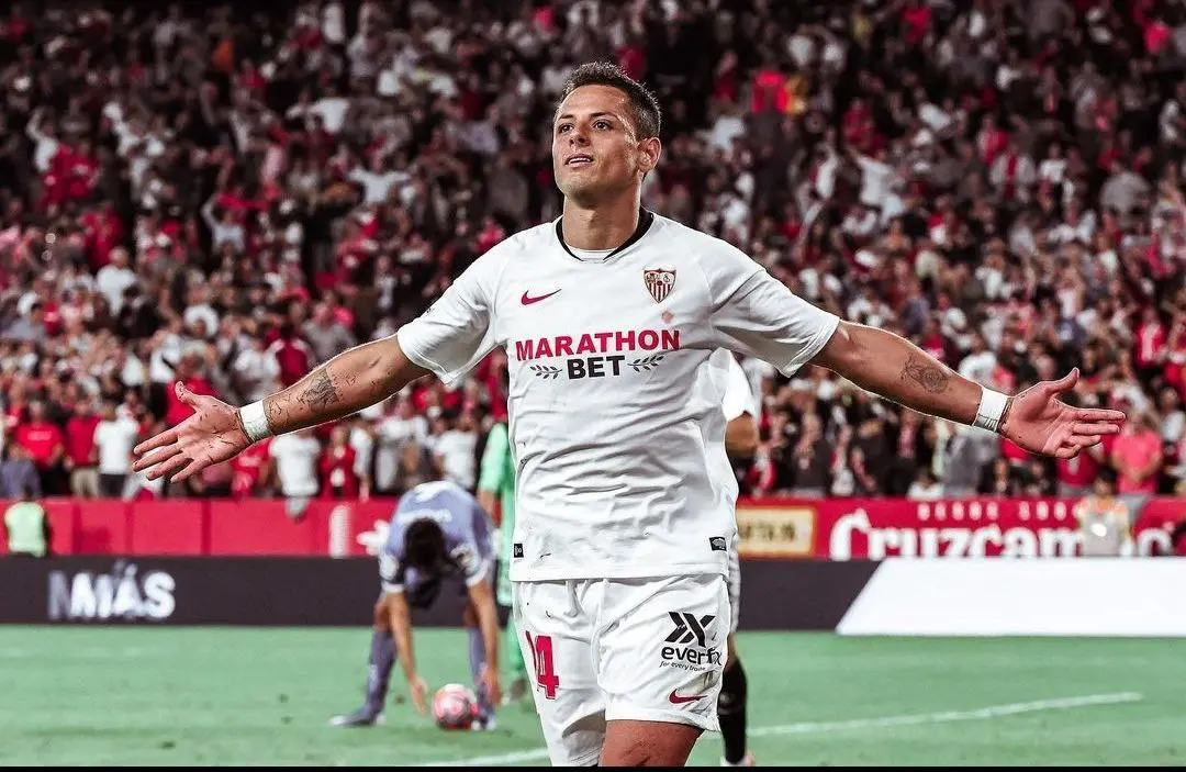 Chicharito celebrando con la camiseta del Sevilla (Instagram - @ch14_)