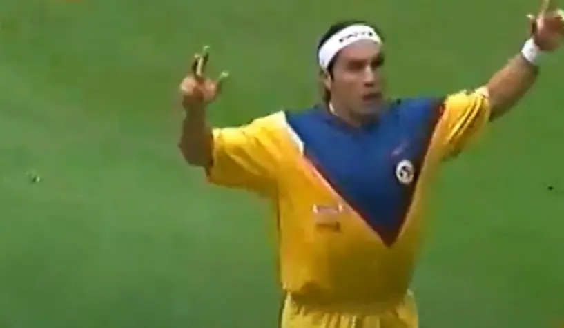 Salvador Cabañas con el jersey del 90 aniversario (Screenshot)