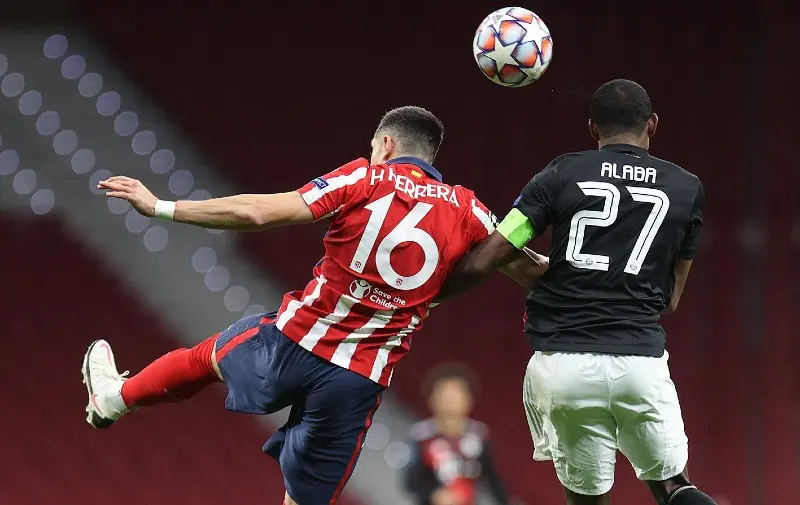 Héctor Herrera disputa una pelota con David Alaba en el Atlético de Madrid vs Bayern Munich de Champions - Twitter @HHerreramex