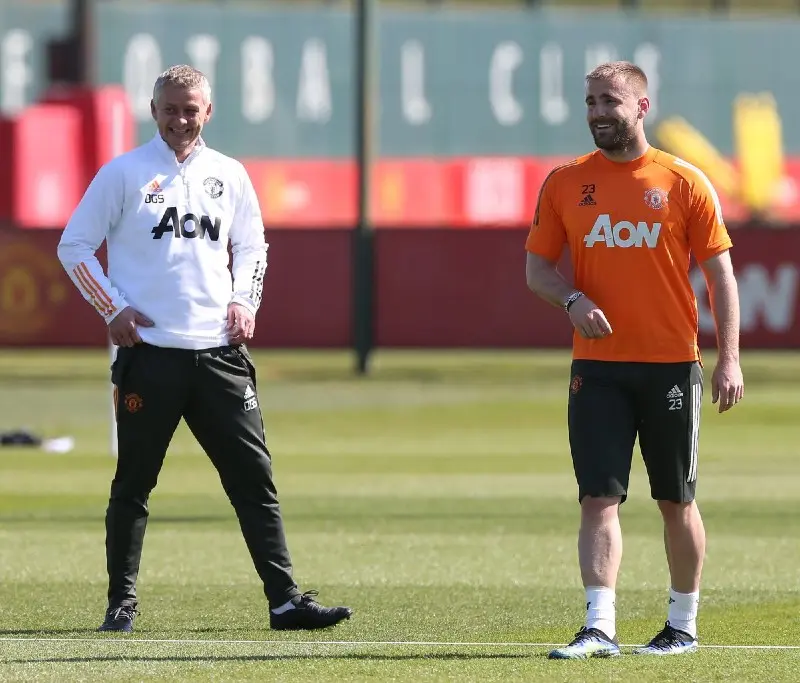 Ole Gunnar Solskjaer con Luke Shaw en un entrenamiento del Manchester United - Twitter @ManUtd