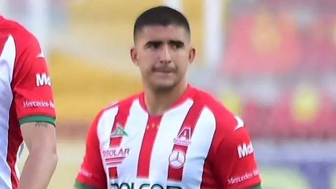 Jairo González saltó a la cancha sin escudo - Twitter