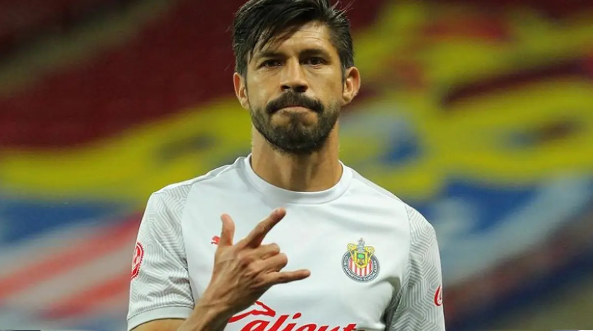 Peralta en calentamiento con Chivas - @Chivas