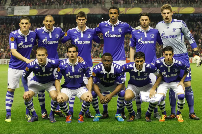 Jugadores del Schalke 04 previo a un partido de la Europa League 2011-12 - Twitter @s04_es