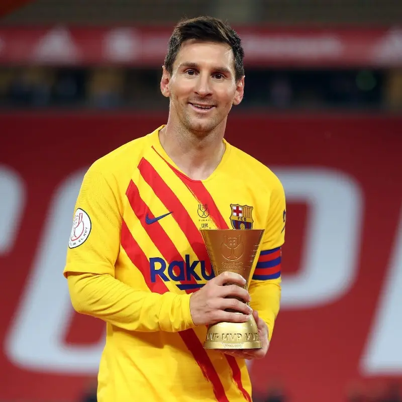 Lionel Messi con su trofeo al MVP de la final de la Copa del Rey 2021 - Facebook Leo Messi