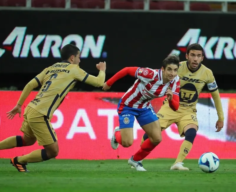 El jugador Isaac Brizuela busca un balón ante Pumas. (Instagram @brizuela27_cone)