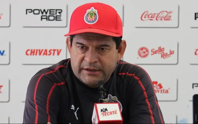 José Saturnino Cardozo en conferencia de prensa con Chivas - Twitter @Chivas