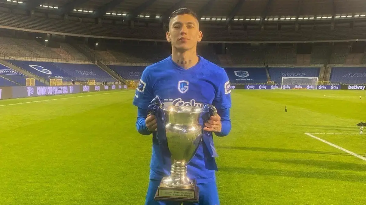 Gerardo Arteaga con la Copa de Bélgica - @gerardoarteaga7