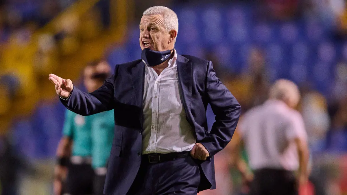 Aguirre en el Clásico Regio - @mmdeportesmx