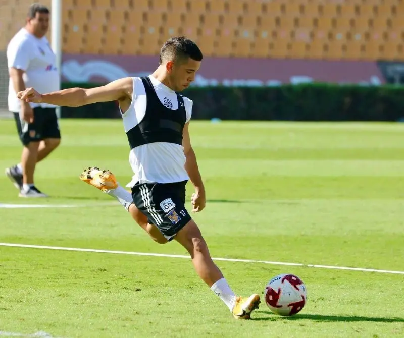 Leo Fernández en un entrenamiento de Tigres - Instagram @leofernandez.10