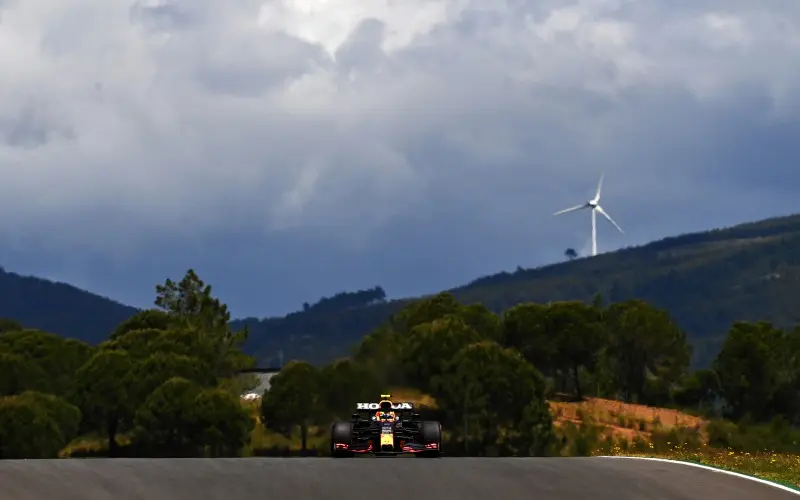 Checo Pérez en las prácticas del GP de Portugal - Twitter @RedBullRacing