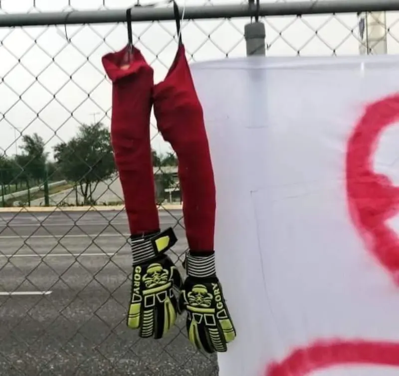 Colocaron un par de 'brazos' con guantes (Especial)