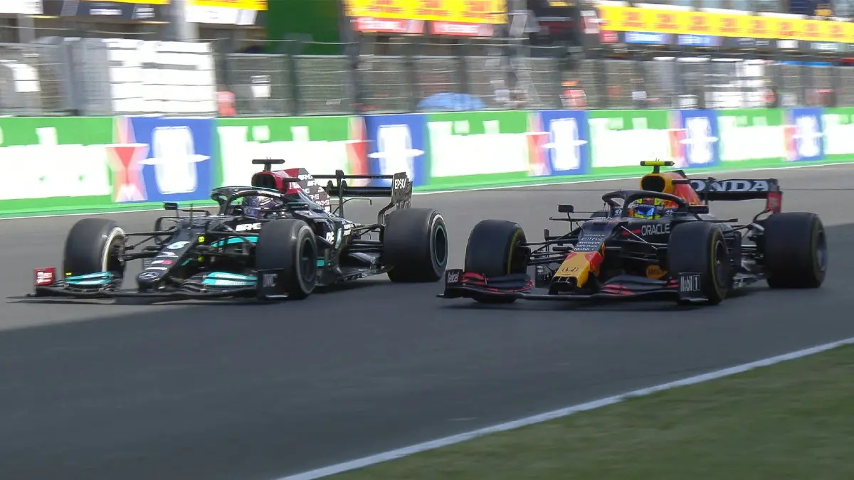Checo Pérez es superado por Lewis Hamilton en el GP Portugal 2021 - Twitter @F1