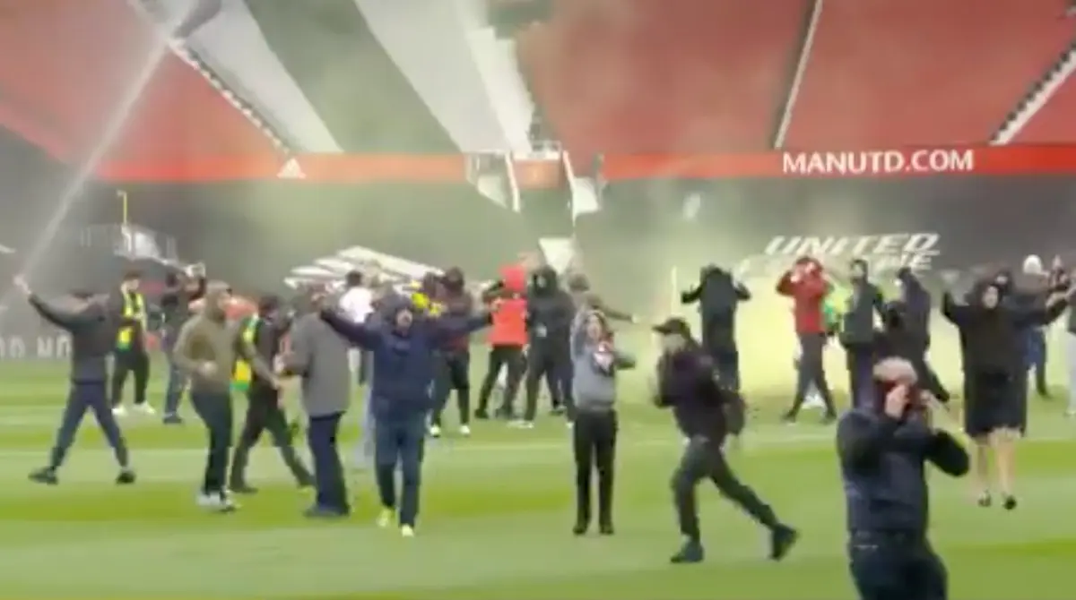 Aficionados del Manchester United invadieron el Estadio Old Trafford - Twitter @SkyNews