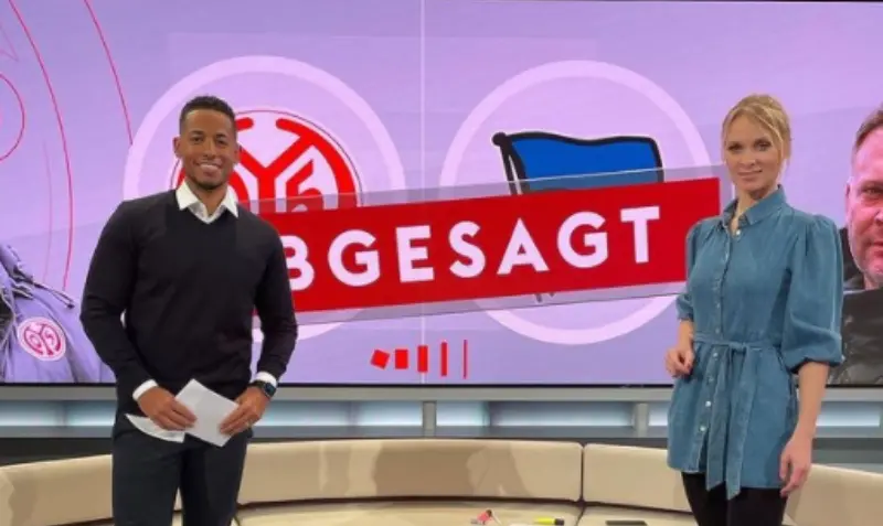 Dennis Aogo continuó su carrera en los sets de TV (@dennisaogo)
