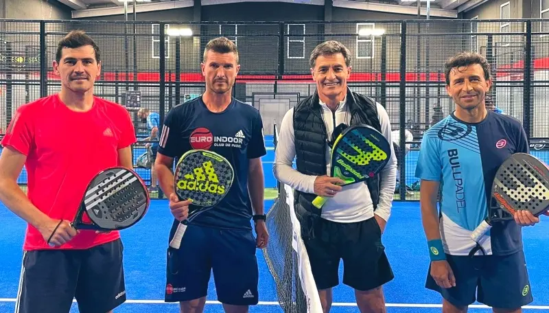 Practicó Pádel con unos amigos (@IkerCasillas)