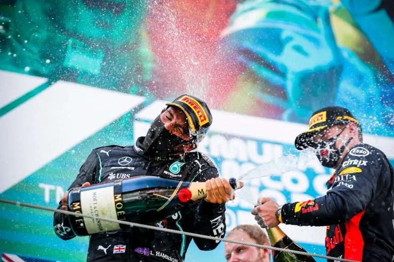 Lewis Hamilton celebra su triunfo en el Gran Premio de España 2020 - Twitter @MercedesAMGF1