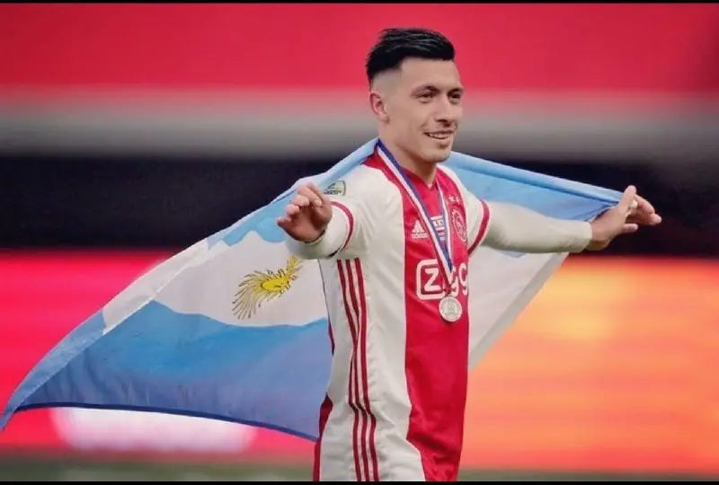 Martínez con la bandera de Argentina - @lisandromartinezzz