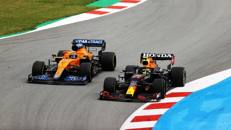 'Checo' Pérez trató de rebasar a Daniel Ricciardo (@redbullracing)