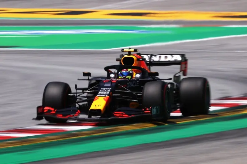 Confiesa que aún no se adapta al vehículo (@SChecoPerez)