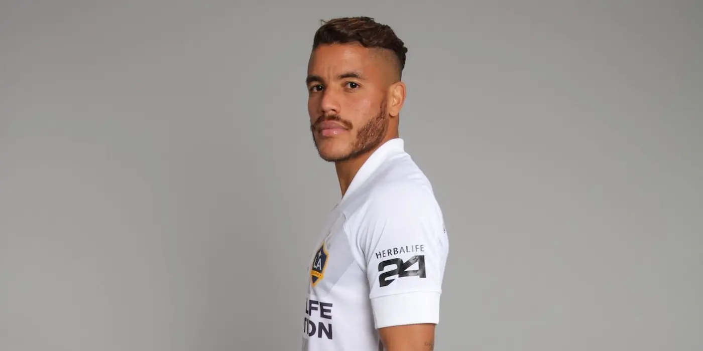 Jonathan Dos Santos con la playera del Galaxy - @LAGalaxy_Es