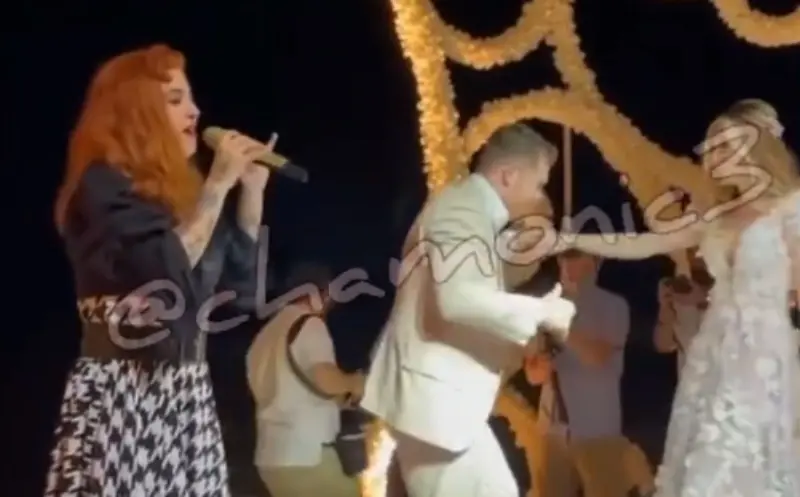 El boxeador mostró sus mejores pasos de baile (@chamonic3)