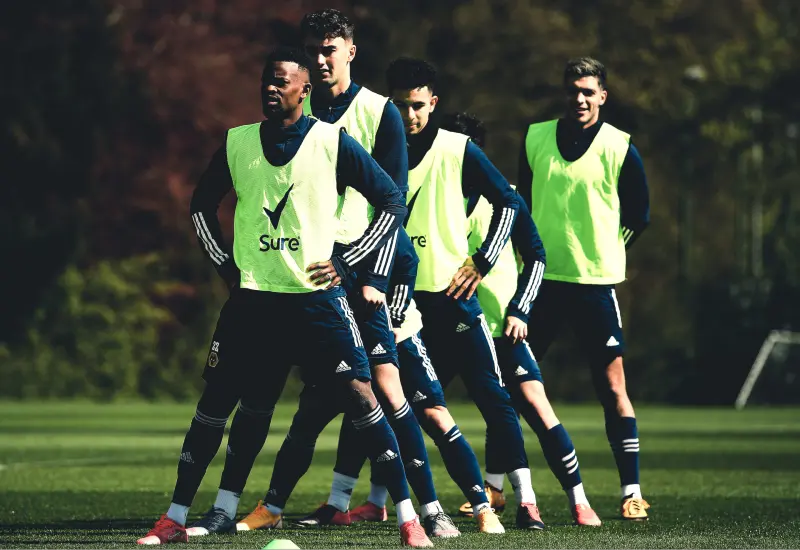 Raúl Jiménez en un entrenamiento de los Wolves - Twitter @WolvesEspanol