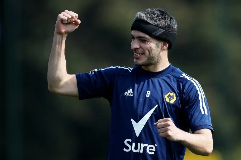 Raúl Jiménez en un entrenamiento de los Wolves - Twitter @WolvesEspanol