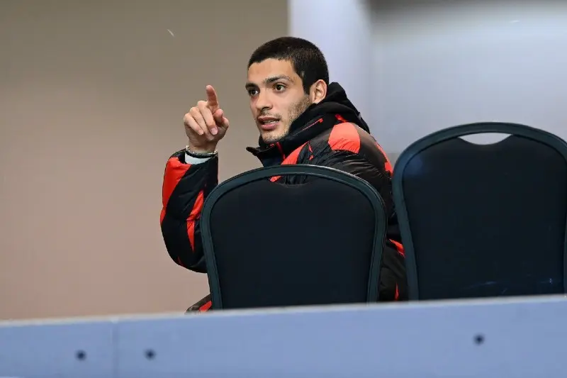 Raúl Jiménez ve un partido de los Wolves - Twitter @WolvesEspanol