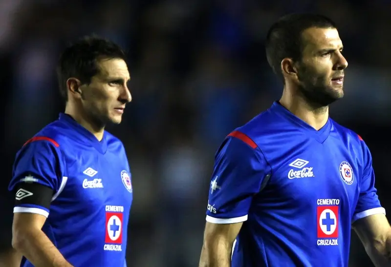 El excapitán de 'La Máquina' le da consejos (FB: Cruz Azul Fútbol Club)