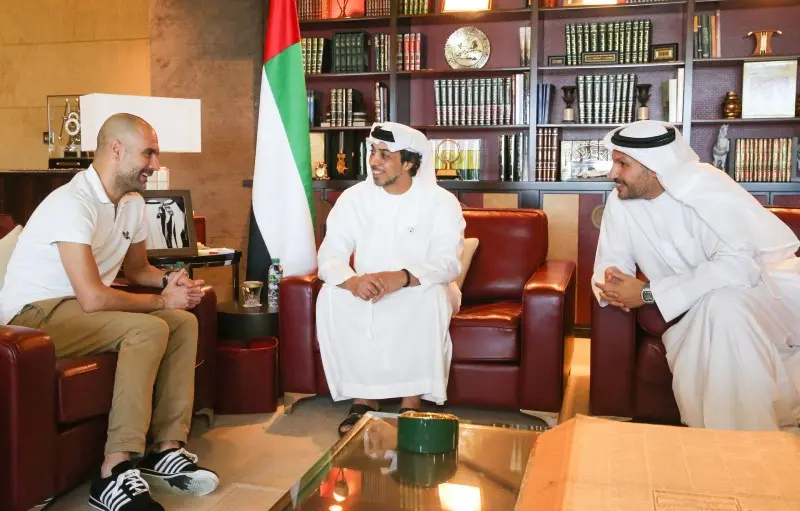 Sheikh Mansour (centro) platica con Pep Guardiola (izquierda) - Twitter @ManCity