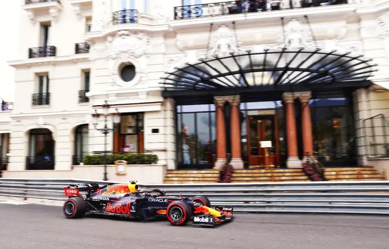 Buscará su primer podio de la temporada en el principado (@SChecoPerez)